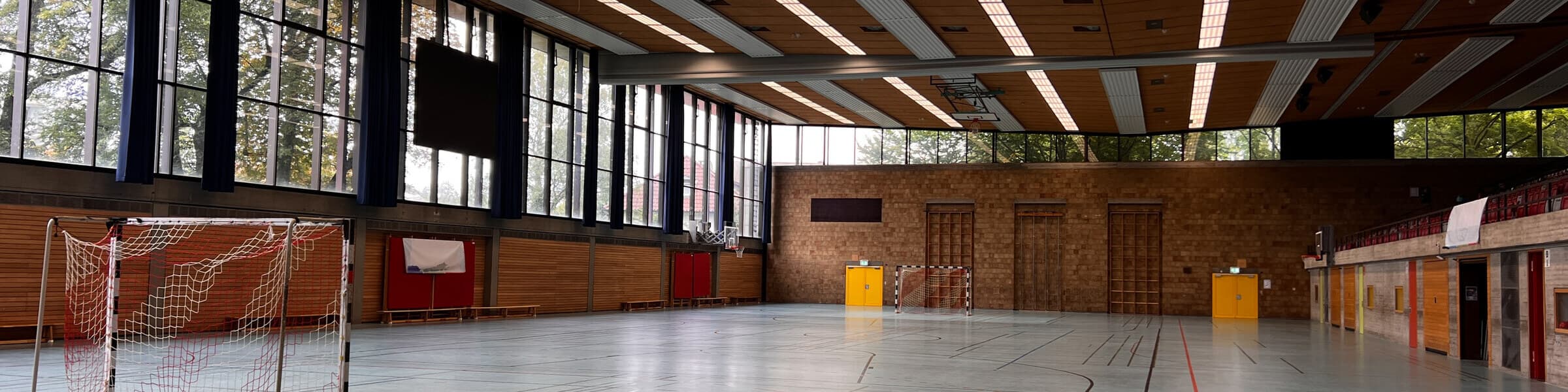 Schulturnsaal — Holzdecke und Parkett
